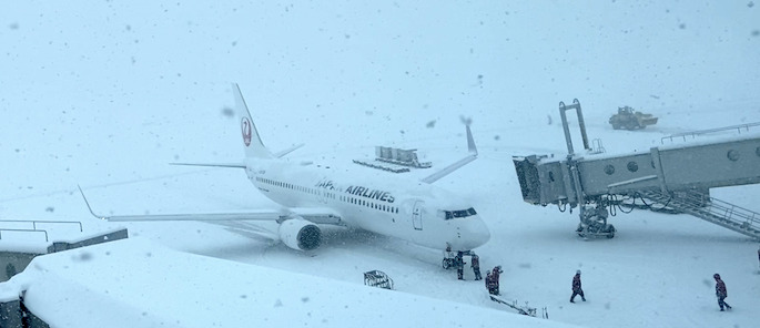雪に埋もれる空港